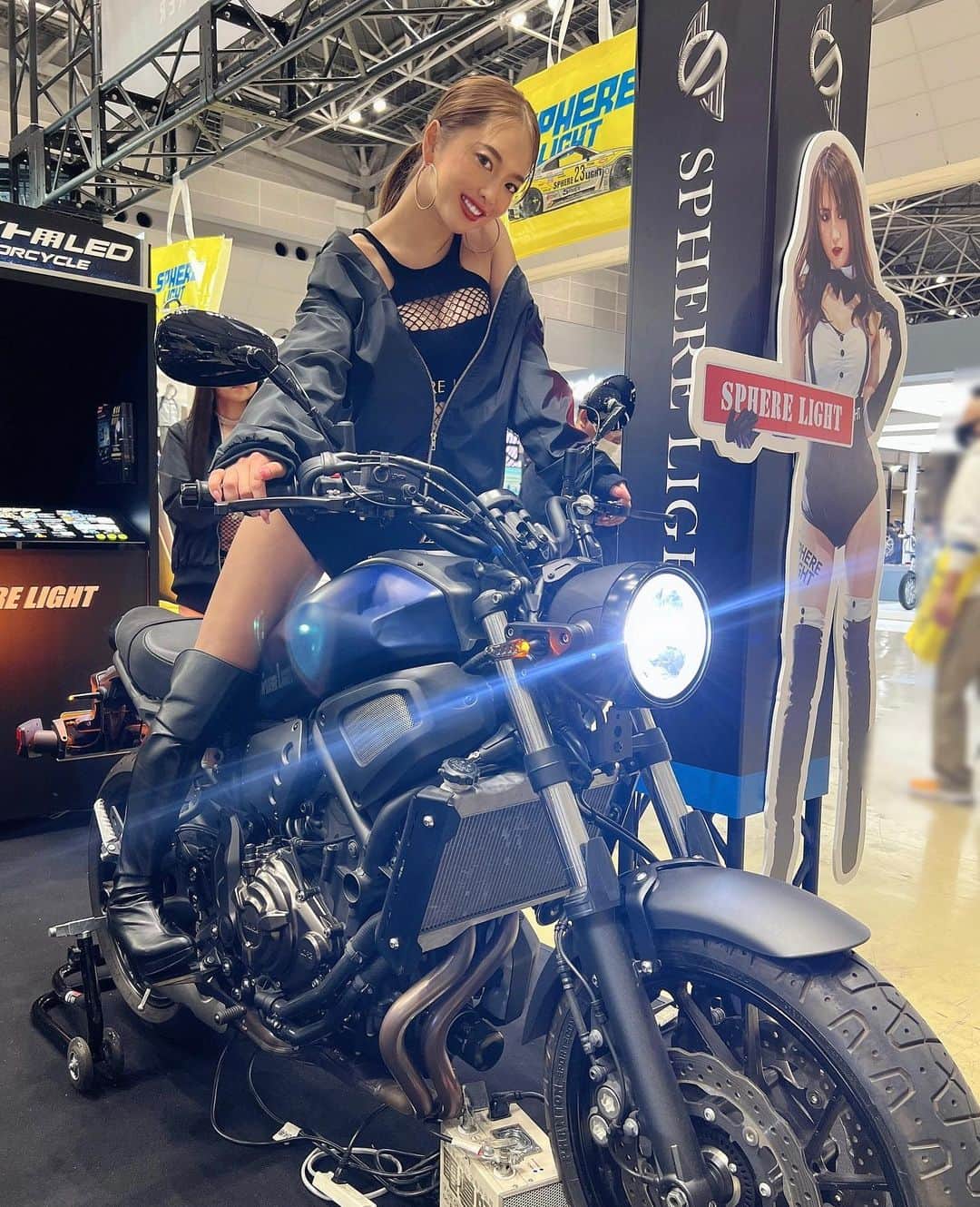 宇都宮茜のインスタグラム：「#東京モーターサイクルショー2023  たくさんの人がきてくれて嬉しい限りです🫶🏼🤍🤍 無事２日目終了しました😄  個人的にこのマットなバイクが一番好き🙌🏼💘  . 明日最終日も待ってまーす🏍💨❤️‍🔥  @sphere_light  @tokyomotorcycleshow   .  .  .  .  .  .  .  .  .  .  .  .  .  .  .  .  .  .  . #東京モーターショー#バイク#モーターサイクルショー#バイク好き#東京モーターサイクルショー#ma1#バイク女子#キャンギャル#コンパニオン#車横モデル#水着女子#ニーハイブーツ#ビキニ女子#インスタグラビア#ケツスタグラム#バイク好きな人と繋がりたい#イベントコンパニオン#レースクイーン#キャンペーンガール#セクシー系#レース#スポーツカー#バイク#バイク写真#スーパーカー#撮影会#カスタムカー#水着#海好き女子#bike」