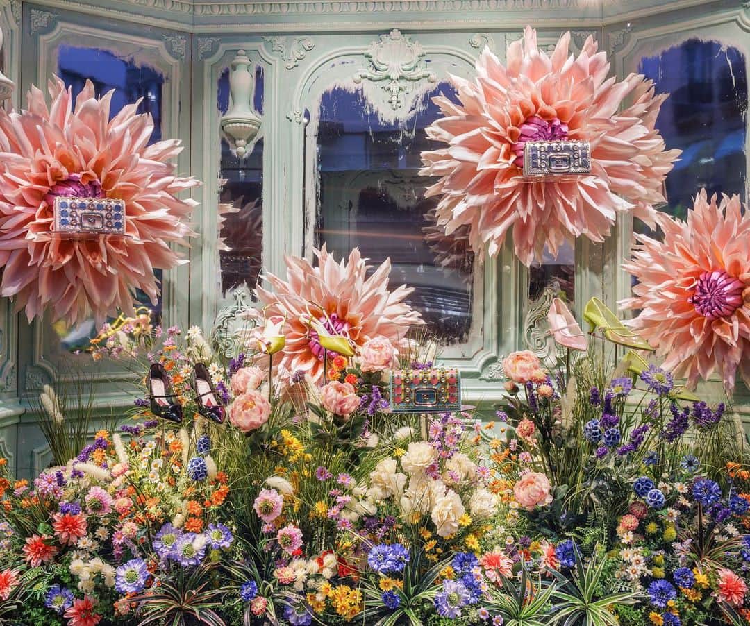 ロジェ・ヴィヴィエさんのインスタグラム写真 - (ロジェ・ヴィヴィエInstagram)「Discover Flower Invasion, the wonderful floral #RogerVivier store concept. It features a dream-like Parisian home where flowers have taken over, in a delightful tribute to the Maison’s Parisian allure.  #RVSS23 #RogerVivier #GherardoFelloni  Discover the collection through link in bio or visit your nearest Roger Vivier boutique.」3月25日 23時00分 - rogervivier