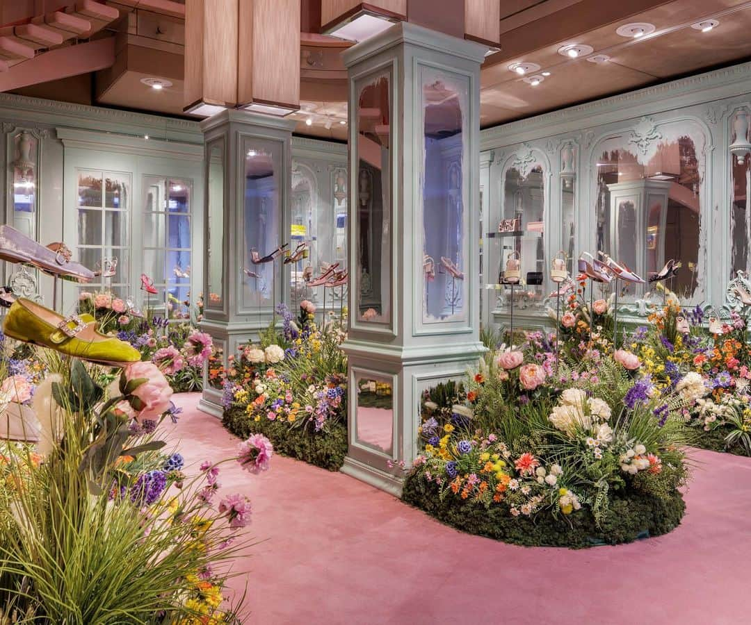 ロジェ・ヴィヴィエさんのインスタグラム写真 - (ロジェ・ヴィヴィエInstagram)「Discover Flower Invasion, the wonderful floral #RogerVivier store concept. It features a dream-like Parisian home where flowers have taken over, in a delightful tribute to the Maison’s Parisian allure.  #RVSS23 #RogerVivier #GherardoFelloni  Discover the collection through link in bio or visit your nearest Roger Vivier boutique.」3月25日 23時00分 - rogervivier