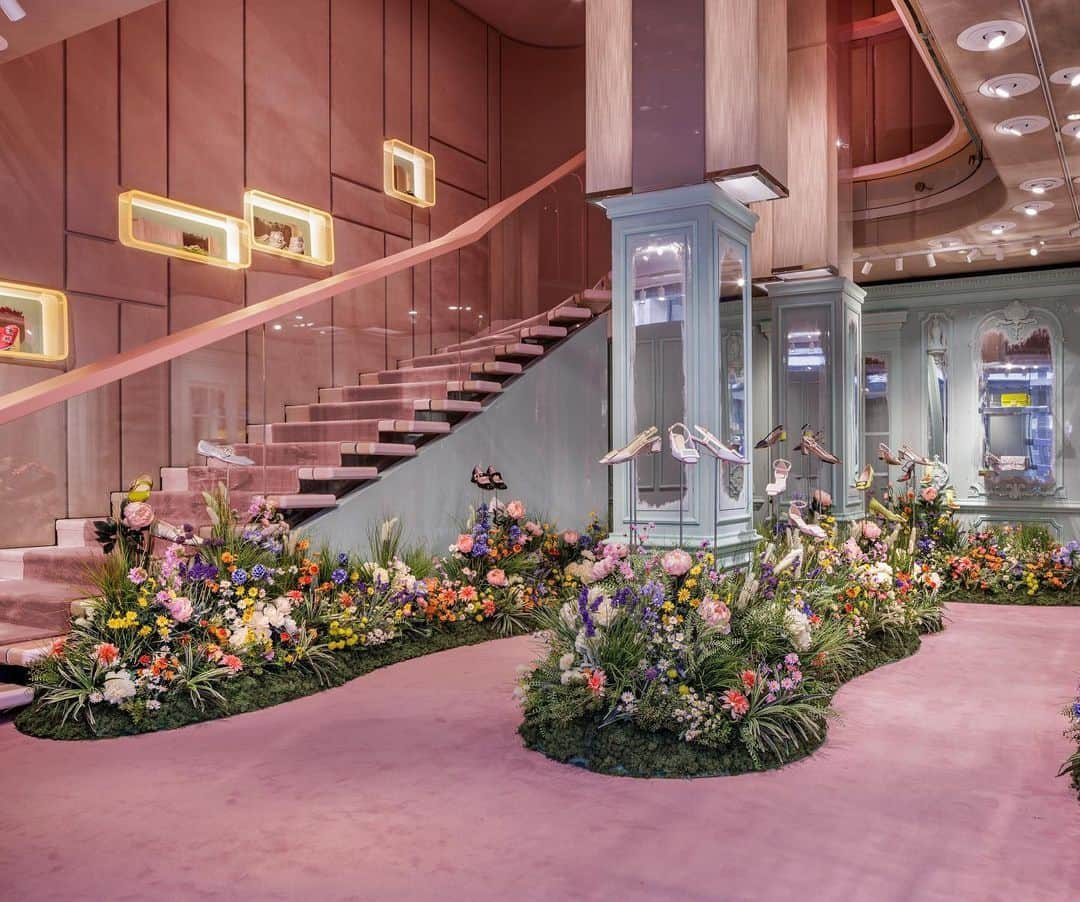 ロジェ・ヴィヴィエさんのインスタグラム写真 - (ロジェ・ヴィヴィエInstagram)「Discover Flower Invasion, the wonderful floral #RogerVivier store concept. It features a dream-like Parisian home where flowers have taken over, in a delightful tribute to the Maison’s Parisian allure.  #RVSS23 #RogerVivier #GherardoFelloni  Discover the collection through link in bio or visit your nearest Roger Vivier boutique.」3月25日 23時00分 - rogervivier