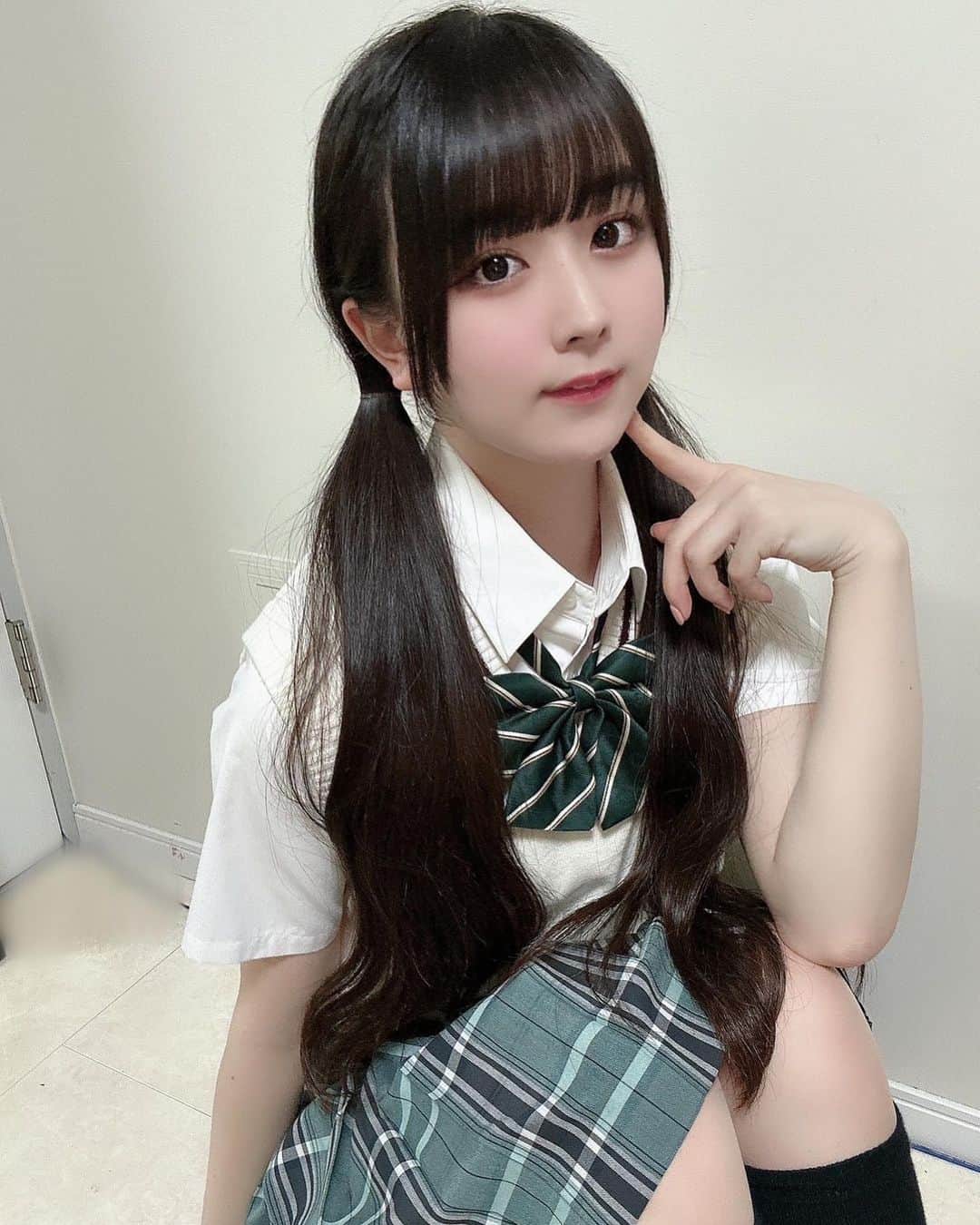 高田もものインスタグラム：「. 勉強はできません . 教えてください🍑 . かしこ . #高田もも #かしこってなに #かしこ #あいどる #アイドル #japaneseidol #ロングヘア #黒髪 #黒髪ロング #ツインテール #制服 #制服コーデ #制服コスプレ #Photo」