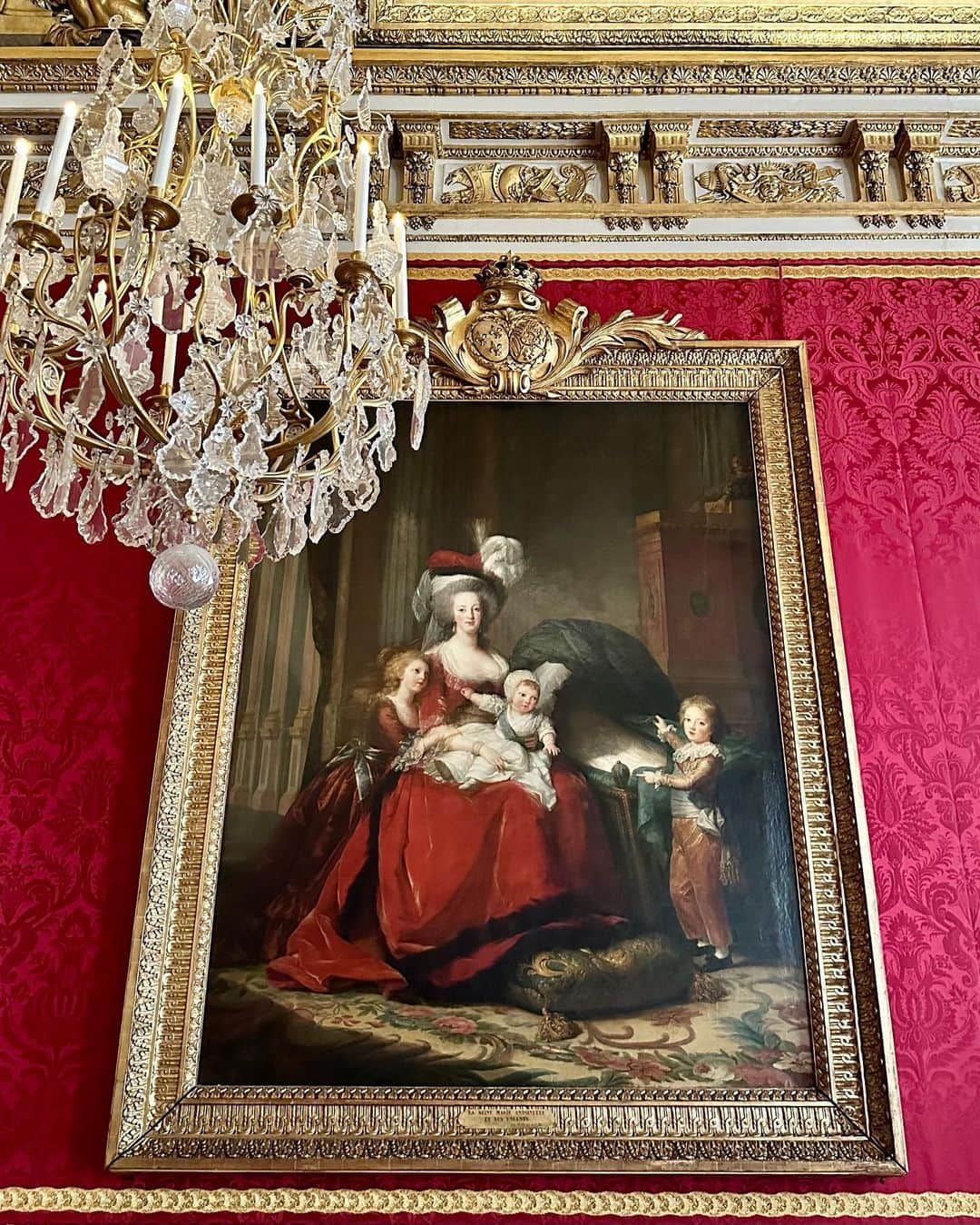 水越愛華さんのインスタグラム写真 - (水越愛華Instagram)「📍Palace of Versailles  豪華絢爛なヴェルサイユ宮殿。  外観も美しかったけど、 中に入ると天井まで豪華で。  特にマリー・アントワネットの 寝室は目がチカチカするほど 派手なお部屋でした(6枚目)  どこを歩いても 非日常的な景観ばかりで すごく楽しかった！！  #France#Paris #palaceofversailles」3月25日 23時08分 - iamemika21