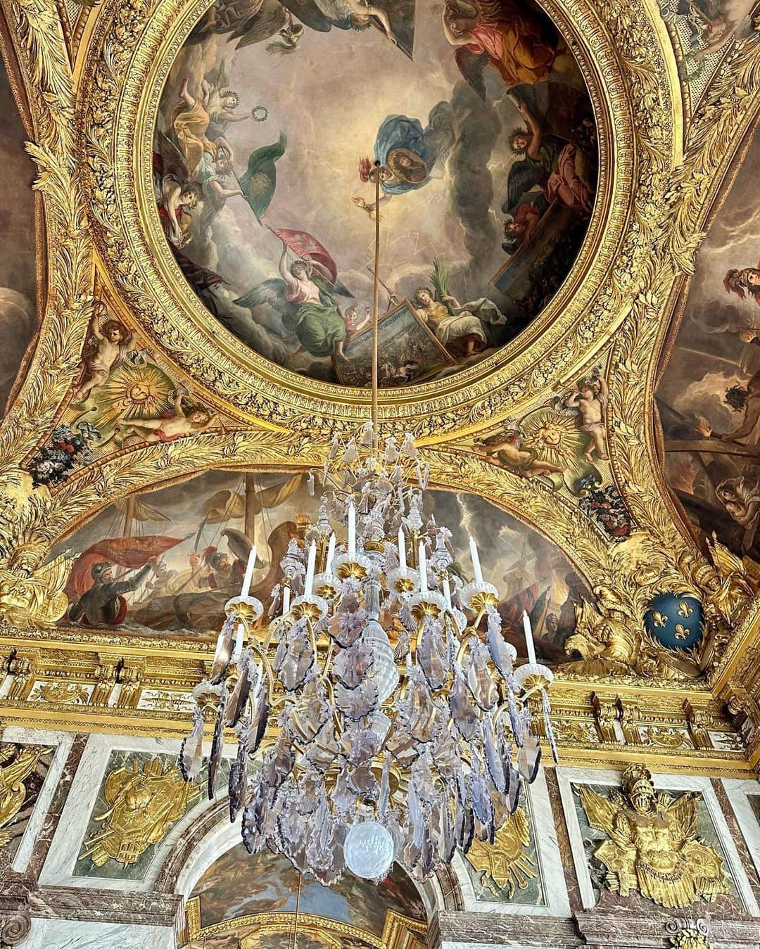 水越愛華さんのインスタグラム写真 - (水越愛華Instagram)「📍Palace of Versailles  豪華絢爛なヴェルサイユ宮殿。  外観も美しかったけど、 中に入ると天井まで豪華で。  特にマリー・アントワネットの 寝室は目がチカチカするほど 派手なお部屋でした(6枚目)  どこを歩いても 非日常的な景観ばかりで すごく楽しかった！！  #France#Paris #palaceofversailles」3月25日 23時08分 - iamemika21