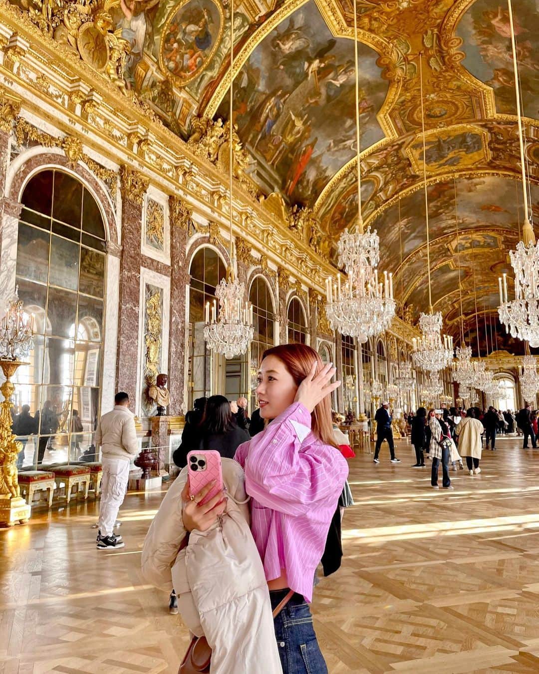 水越愛華のインスタグラム：「📍Palace of Versailles  豪華絢爛なヴェルサイユ宮殿。  外観も美しかったけど、 中に入ると天井まで豪華で。  特にマリー・アントワネットの 寝室は目がチカチカするほど 派手なお部屋でした(6枚目)  どこを歩いても 非日常的な景観ばかりで すごく楽しかった！！  #France#Paris #palaceofversailles」
