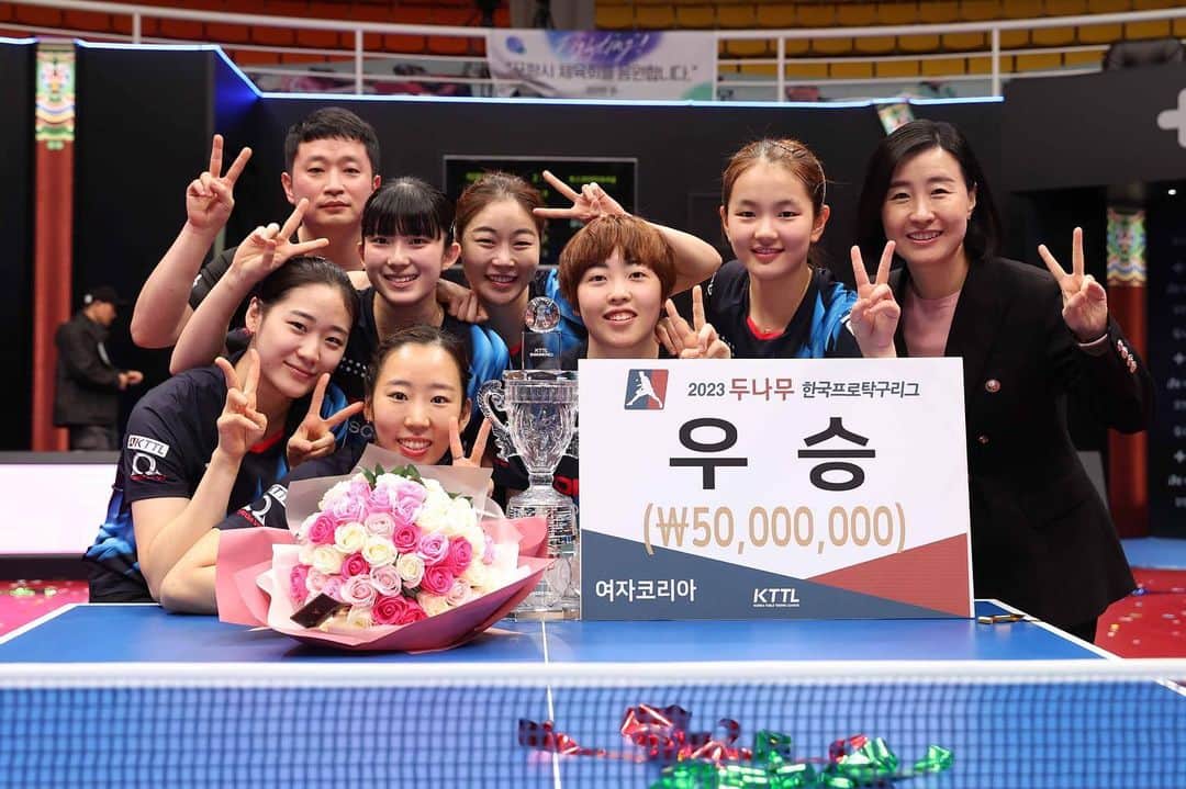 梁夏銀のインスタグラム：「💙🏆 . . 말도 안되게 꿈 같은 우승 !!!!! 💙 우리 팀 모두 너무 고생했고  진짜 멋지다 ..🫶 응원 하러 와주신 팬분들  멀리서 응원 메세지 보내주신 탁구 팬분들 , 정말 한분 한분 너무 감사드립니다 ❤️ 오늘은 정말 맘껏 기뻐하고  행복하게 보낼게요 😭🤍 .  . #탁구프로리그 #2연패 #포스코인터내셔널여자탁구단」