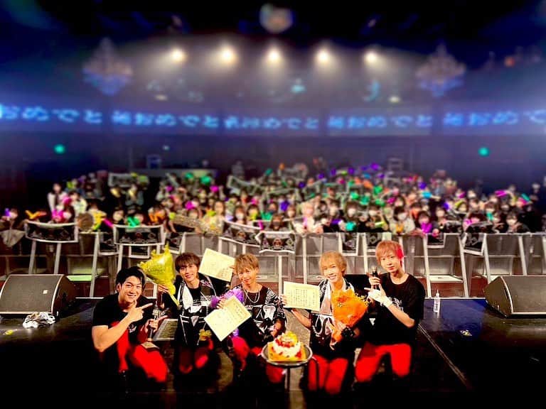 のインスタグラム：「🌸Shidax・Ryochin・Manaya Graduation LIVE🌸 ありがとうございました🙏  終わっちゃったな😭  ''B2takes‼︎'' 幸せな4年間でした💐  またみんなと会えますように🥂 BIIIGLOVE YA ALL 4EVER🤘🤘🏽🤘🏿  📸 @b2takes_official」