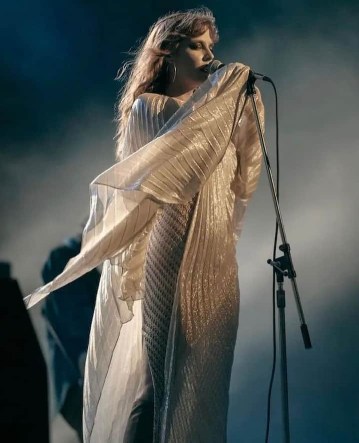 ホルストンのインスタグラム：「Daisy Jones bringing life to our Liza Pleated Caftan. ⁠Shop signature Halston caftans at halston.com⁠ ⁠ ⁠ ⁠ #daisyjones #vintage #halston」