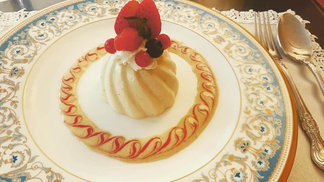 山根愛のインスタグラム：「友達と久しぶりに会って、楽しかった〜！  何より食器が可愛いし、 ケーキも種類がたくさんあったのでまた次回リピします…♡  #花粉症ではなく風邪でした #声がしゃがれすぎてます #山の上ホテルパーラーヒルトップ  #山の上ホテル」