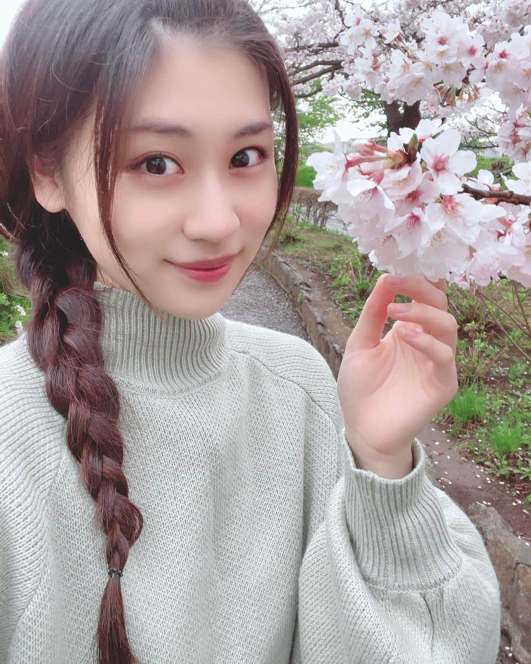 二木蒼生さんのインスタグラム写真 - (二木蒼生Instagram)「雨降ったけど桜散っちゃわなくてよかった🌸 満開ですごくきれいだった~  #桜 #春 #お花見 #春を感じる #満開」3月25日 23時27分 - aomushi_kune2