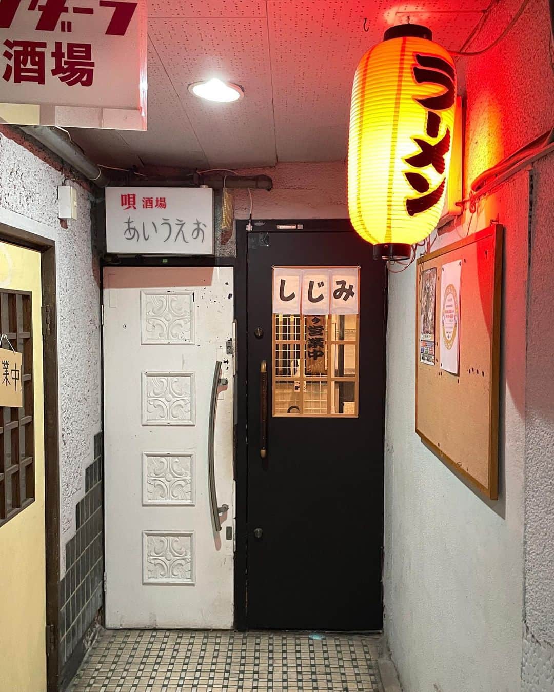 丸山ゴンザレスのインスタグラム：「ダメだとわかっても引力に抗えない。朝4時の大阪難波千日前。」