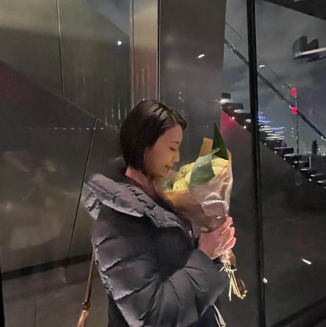 のインスタグラム：「一足早く お誕生日を お祝いしてもらいました🎁  お花も嬉しい！ 娘からは香水をもらって 心機一転できそうです。  #お誕生日お祝い#もうすぐ46歳#娘と並ぶと衰えを感じる#花束#薔薇#誕生日ディナー」