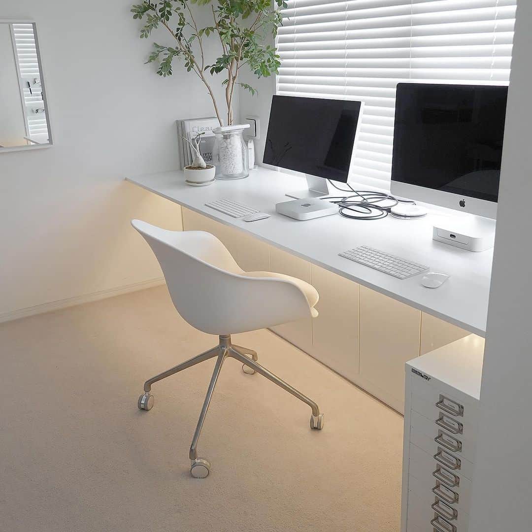 Tuuliのインスタグラム：「🖥 数年前から瀕死状態だったiMac。 まともに仕事ができない状態になってきたので ついにMac miniに買い替えました。  お財布に大打撃。  詳細はブログに書いたので よろしかったら見てみて下さい😁 　↓ 『iMacからMac miniへ』 https://ameblo.jp/amebatuuli/entry-12795256478.html ・ ・ ・ #デスク収納　#デスク　#パソコンデスク #mac #imac #macmini #PC #studiodisplay #apple #すっきり暮らす #断捨離 #ミニマルライフ #モノトーンインテリア  #シンプルライフ  #シンプルな暮らし #インテリア #シンプルモダン #美しい収納 #マンション暮らし #マンションインテリア」