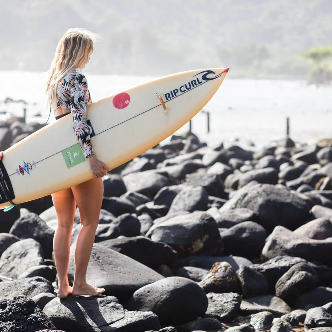 のインスタグラム：「There are so many things that I feel passionate about because I’ve found them so valuable in my own life. Obviously surfing, but more importantly, health as a whole: spiritually, physically, relationally and personally.   For me, whether I’m getting curious about ways to honor my body through nutrition or finding new ways to live connected to my family, it’s all held together by a sound foundation of knowing who God is and who He created me to be. I’ve found a lot of surety and wholeness in my God-given identity… even through life’s crazy hard challenges.  It’s been amazing that people want to hear what I have to share about these topics, that you’re here reading this right now! And I have so much more that I want to say. I look forward to finding more meaningful ways to share about how I’m continuing to learn to live life to the fullest.  #wholeness #overcoming #dailythoughts #livefully #unstoppable」