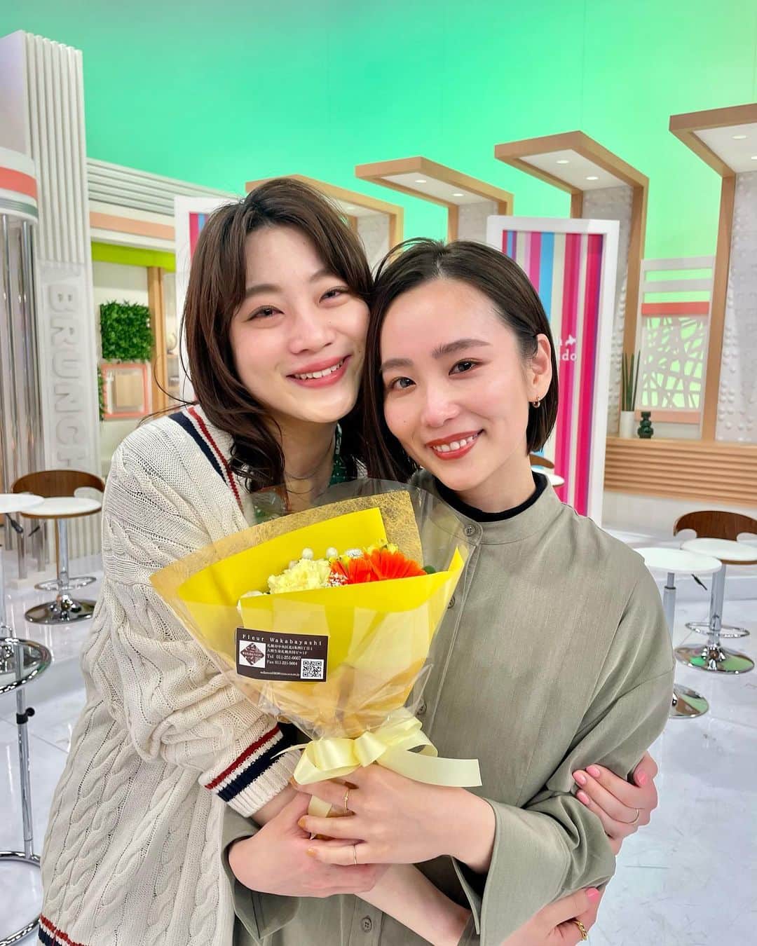 のインスタグラム：「大好きなmitsukiと ブラキタがスタートした時から 一緒にお仕事ができて幸せでした😌  2人で反省会したり悩んだりした時もあったけど 全部いい思い出🥹  約4年間頑張った！！ これからも期待してる😘😘  #ブラキタ #みつき泣きすぎ  #いつでも会えるよ」