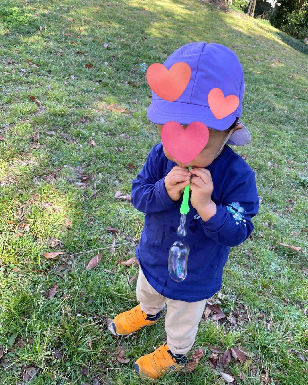 竹内由恵さんのインスタグラム写真 - (竹内由恵Instagram)「今日の静岡は雨模様です。  先日晴れている日に、保育園帰りの息子と公園でアイスを食べて、シャボン玉をしました。結構うまく吹けるようになっている！ 帰ってからも息子は「今日はアイス食べたね！」「シャボン玉作ったね！」と満足気に振り返っていました^ ^  #シャボン玉 #身体にいいシャボン玉ないかな　#二歳児 #男の子ママ」3月26日 10時01分 - yoshie0takeuchi