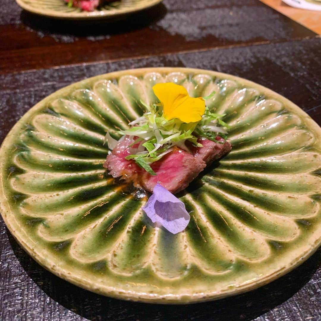 青山日和さんのインスタグラム写真 - (青山日和Instagram)「少し前に @bob_sio さんといった @fukushima_7days さん🍽 　 春を感じるコース🌸 色んなお肉料理楽しめる上 非常に美味やった…✨ 肉和食たまらんです🤤 　 お店の雰囲気も非常に良き。 　 そして、 ワインと見せかけてほうじ茶🍵 これまたすんごい美味しくて お料理にマッチしていた😊 　 #福島グルメ #大阪グルメ #コース料理 #和食好き #デートにオススメ #個室あり #福島ランチ #肉和食 #肉和食月火水木金土日」3月26日 10時09分 - hiyo131131