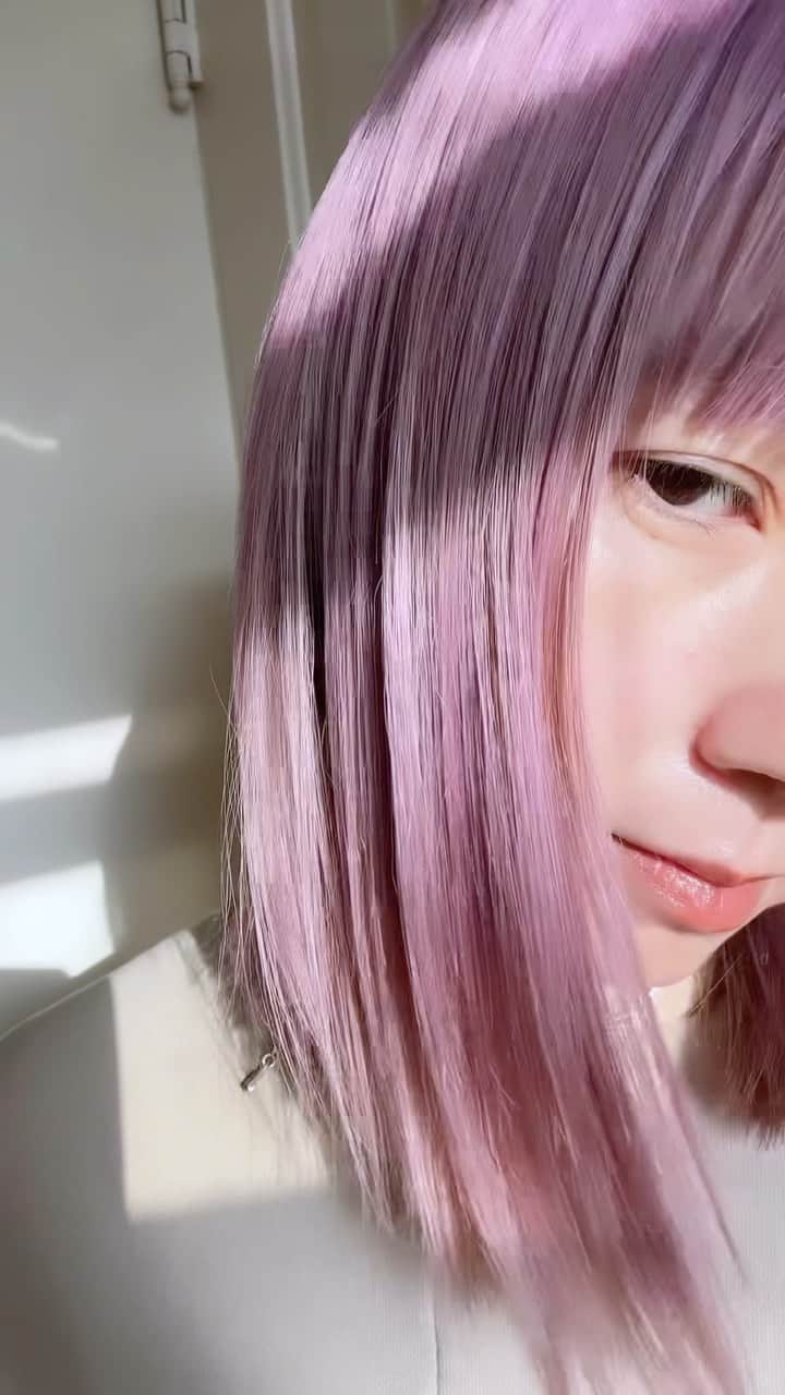 三苫愛のインスタグラム：「ブリーチ根本1回→中間ブリーチ1回→毛先リムーバー1回→紫シャンプー(これはYouTube用に実験しただけなので無くても良かった)、→黄色味とるカラー→パープル入れる→毛先が薄く追いパープル という長い長いプロセスを経て、この色になりました。 夫に感謝🙏🙏 #ブリーチカラー #ヘアスタイリスト #夫も元美容師」