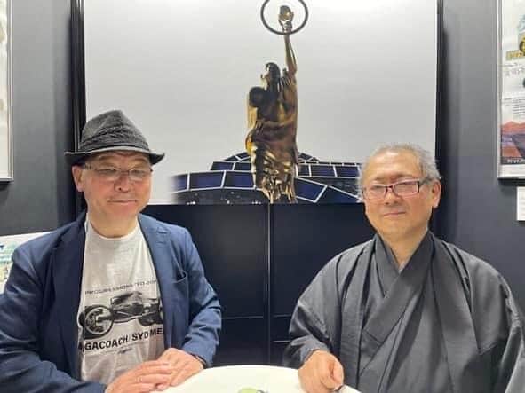森田繁のインスタグラム：「AnimeJapan、本日も開催。雨ですが多数の来場者が詰めかけているようです。 写真は昨日トークに登壇したわたしと、スカイフォール社の植田さん。」