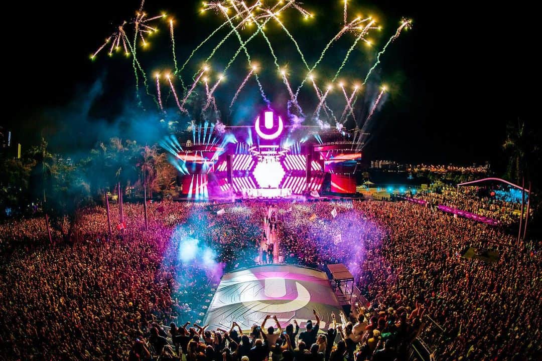 ゼッドのインスタグラム：「Thank you so much @ultra!!!! And huge thanks to @icespice for jumping on stage with me 😊♥️.  Just wanted to thank everyone so much for the love. TLDR; my USBs somehow got corrupted right before I went on stage but we pulled through and made the best of it ♥️.  📸: @ai.visuals」