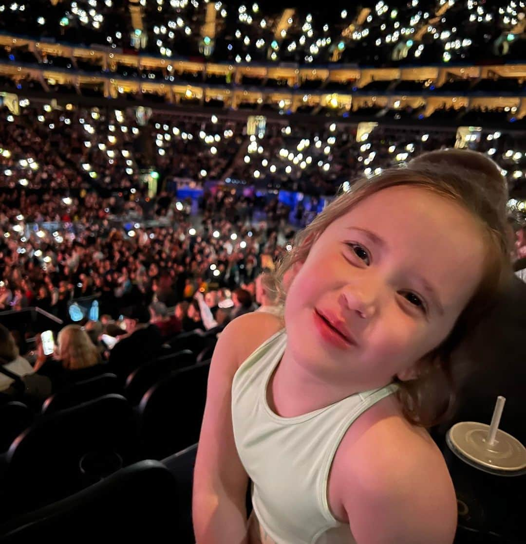 ダニエル・オズボーンさんのインスタグラム写真 - (ダニエル・オズボーンInstagram)「Teddy & Mia’s first ever concert! 🙌🏼❤️ went to see @cianducrot & @teddysphotos .. they absolutely loved it! 🙌🏼 Mia fell asleep just before her favourite song 😄 but it was late for her & she was singing the chorus in her sleep 😂 Teddy loved every bit of it 🙌🏼💙 memories made that will last a life time ❤️」3月26日 1時55分 - danosborneofficial