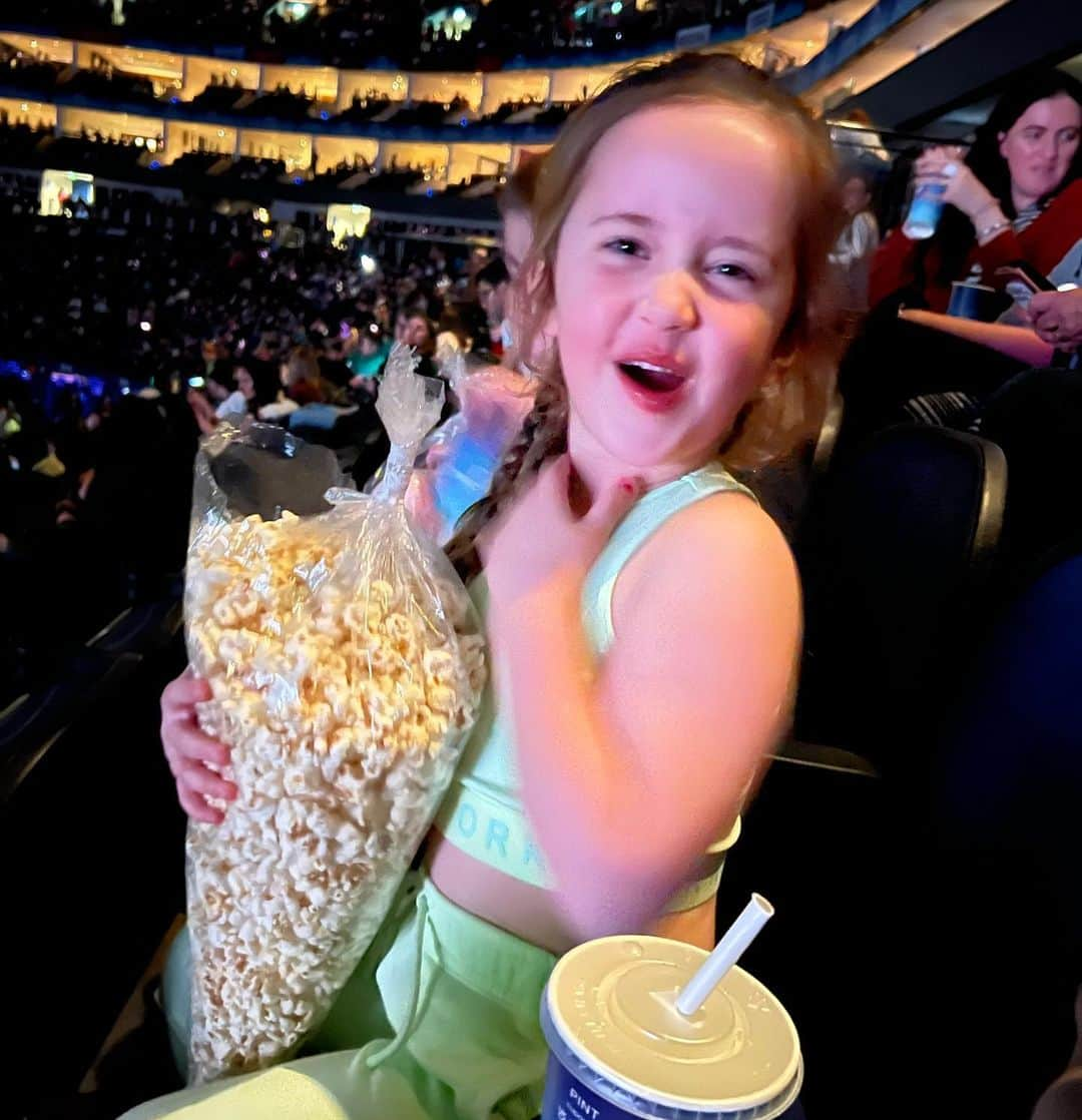 ダニエル・オズボーンさんのインスタグラム写真 - (ダニエル・オズボーンInstagram)「Teddy & Mia’s first ever concert! 🙌🏼❤️ went to see @cianducrot & @teddysphotos .. they absolutely loved it! 🙌🏼 Mia fell asleep just before her favourite song 😄 but it was late for her & she was singing the chorus in her sleep 😂 Teddy loved every bit of it 🙌🏼💙 memories made that will last a life time ❤️」3月26日 1時55分 - danosborneofficial