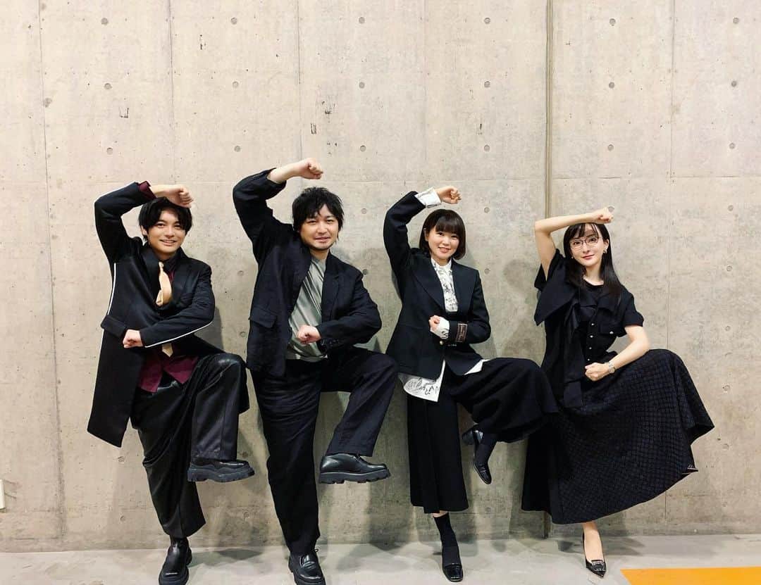 松澤千晶のインスタグラム：「アニメジャパン2023 『呪術廻戦』ステージ 例のポーズさせていただきました。  あのひたすらに眩しいキービジュアルは五条悟の感じた青い春であり、それが夏油傑の大義の在処であることに、私は思い出の美しさと残酷さを感じました。  TVアニメ『呪術廻戦』第2期「懐玉・玉折」7月6日スタートです。  #呪術廻戦 #jujutsukaisen  #AnimeJapan2023」