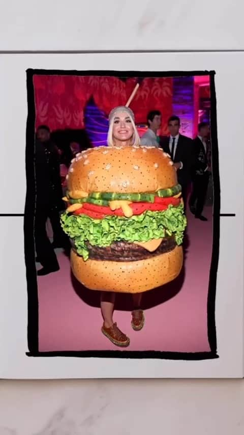 ジェレミー・スコットのインスタグラム：「@katyperry TALKING TO @voguemagazine ABOUT HER FAVORITE MET GALA LOOK THE 🍔👗 DESIGNED BY ME 💘 #LIFEINLOOKS」