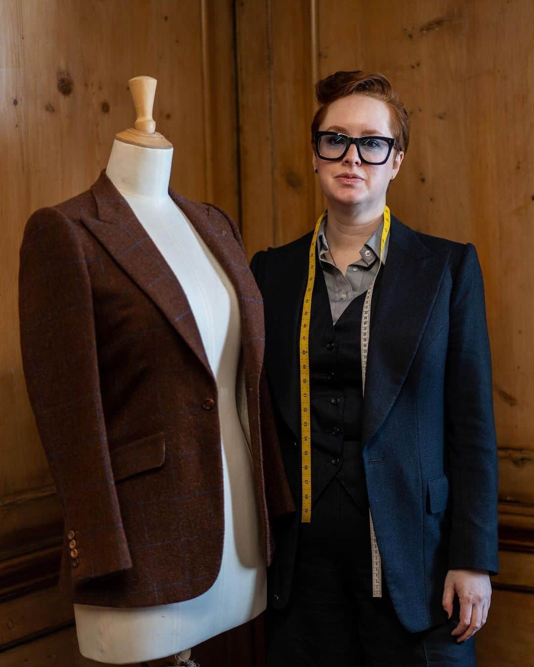 のインスタグラム：「“It’s clear that the need to meet the demands of the client is something that threads Savile Row brands together, but so is the need to continuously innovate. There’s one name that usually springs to mind in this regard, and that is #EdwardSexton. He, along with business partner Tommy Nutter, founded Nutters of Savile Row on Valentine’s Day in 1969. They were rebellious, they were disruptive and they changed the face of tailoring. Now, just over 30 years since Sexton left to set up in Knightsbridge, the brand has returned to the Row, with one of today’s most formidable cutters, @ninapenlington, at the helm.”  Read the interview with Nina in the latest issue of @tempusmagazine. Words and photography by @rkzuk.  #edwardsexton #savilerow #menswear #london #tailoring #sartorial #tempusmagazine #tempus #ninapenlington」