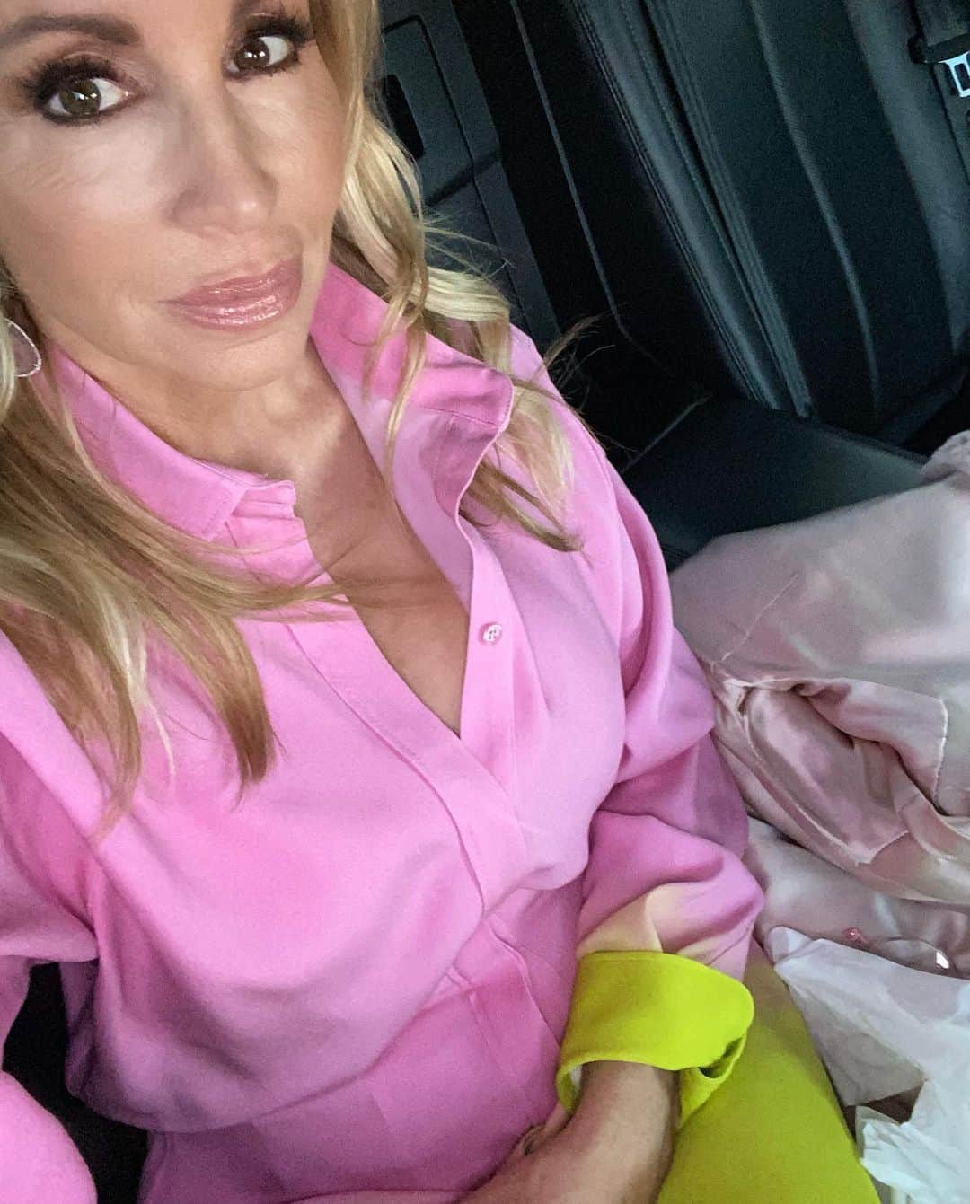 カミール・グラマーのインスタグラム：「Off to dinner then dessert 😬💖 Spring colors for a beautiful evening after days and months of rain.」