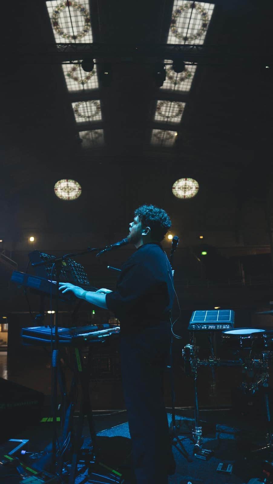 のインスタグラム：「My two moods  Thank you for holding me through that Manchester, you were incredible ❤️   📸@charlottealex_」