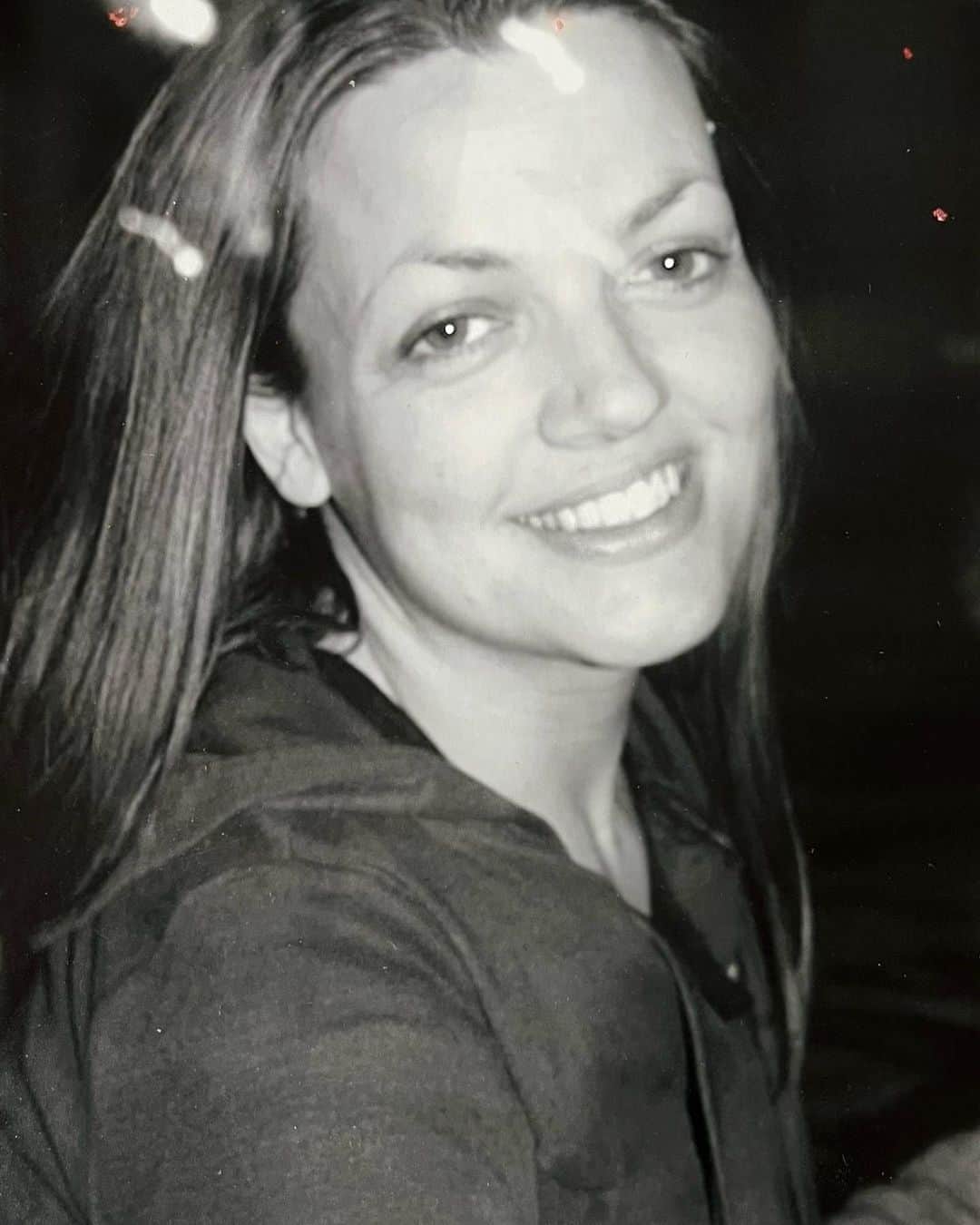 ロッティー・トムリンソンのインスタグラム：「50 🕊️ happy heavenly birthday to my everything. Thank you for visiting me in my dream last night🤍 our love is eternal   To honour my mum on what would have been her 50th birthday, I’m supporting @suerydercharity #tobehonest campaign.   Their study shows that over two-thirds of people have been scared or embarrassed to talk about their emotions whilst grieving. But it is important to remember that all emotions are valid. It's okay to feel angry, guilty, frustrated or resentful following a bereavement and you don't need to downplay your emotions. We want to encourage people to be honest with their feelings while grieving ❤️」