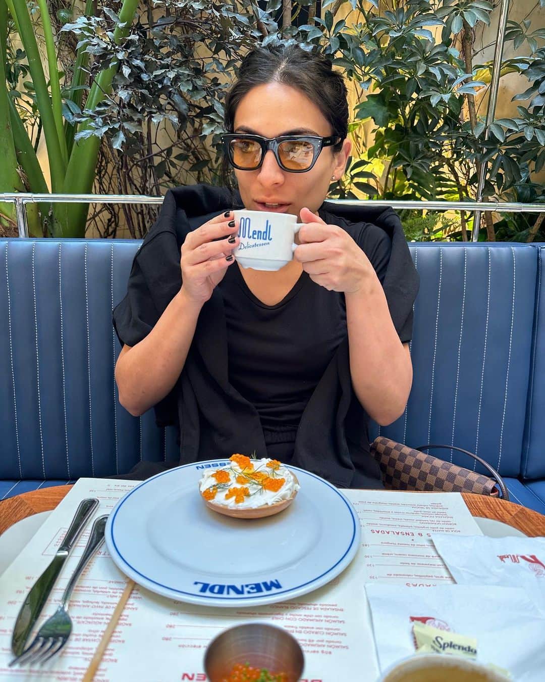 Ana Brenda Contrerasのインスタグラム：「De verdad que no me di cuenta🥯🐟 @brecoeats」