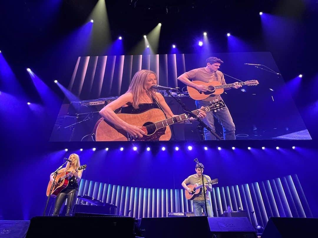 シェリル・クロウさんのインスタグラム写真 - (シェリル・クロウInstagram)「What a treat and an honor to play with @johnmayer on his solo tour last night in #Nashville! He is a beautiful freak of nature… talent and spirit.   …and I am clearly not the only one who loves him.」3月26日 3時15分 - sherylcrow