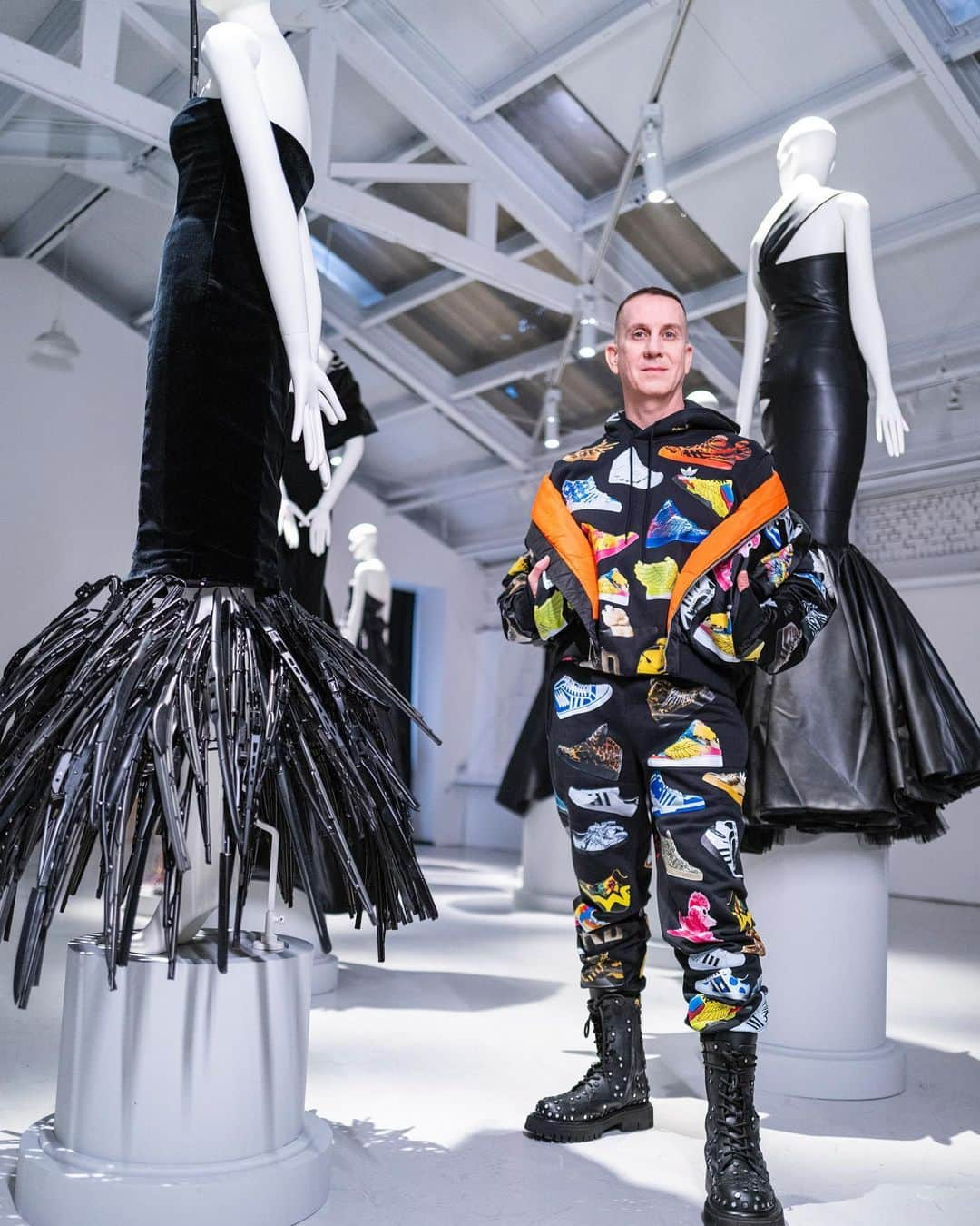 ジェレミー・スコットのインスタグラム：「CAR-COUTURE ! I UNVEILED 10 COUTURE GOWNS I CREATED WITH OLD @hyundai CAR PARTS FROM WINDSHIELD WHIPPERS TO DOOR HANDLES AND HOOD ORDAINMENTS AS WELL AS USING FABRICS DEVELOPED BY THE @hyundai LABORATORIES RECYCLING OLD CAR INTERIORS INTO NEW FABRICS 🤖 #HYUNDAIXJEREMYSCOTT」