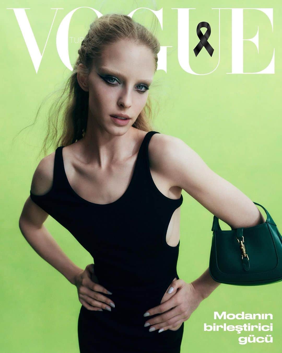 アビー・チャンピオンのインスタグラム：「@vogueturkiye is inviting the local and global fashion industry to join their forces with the March 2023 issue through “Fashion Unites for Türkiye” campaign to raise awareness about the consequences of the earthquake. Link to donate below or in my stories  https://bagis.unicefturk.org/fashionunitesforturkiyeen @debora_zakuto @yuliagorbachenko @sandyarmeni  @GeorgiSandev @tak8133 @legainsbourg」