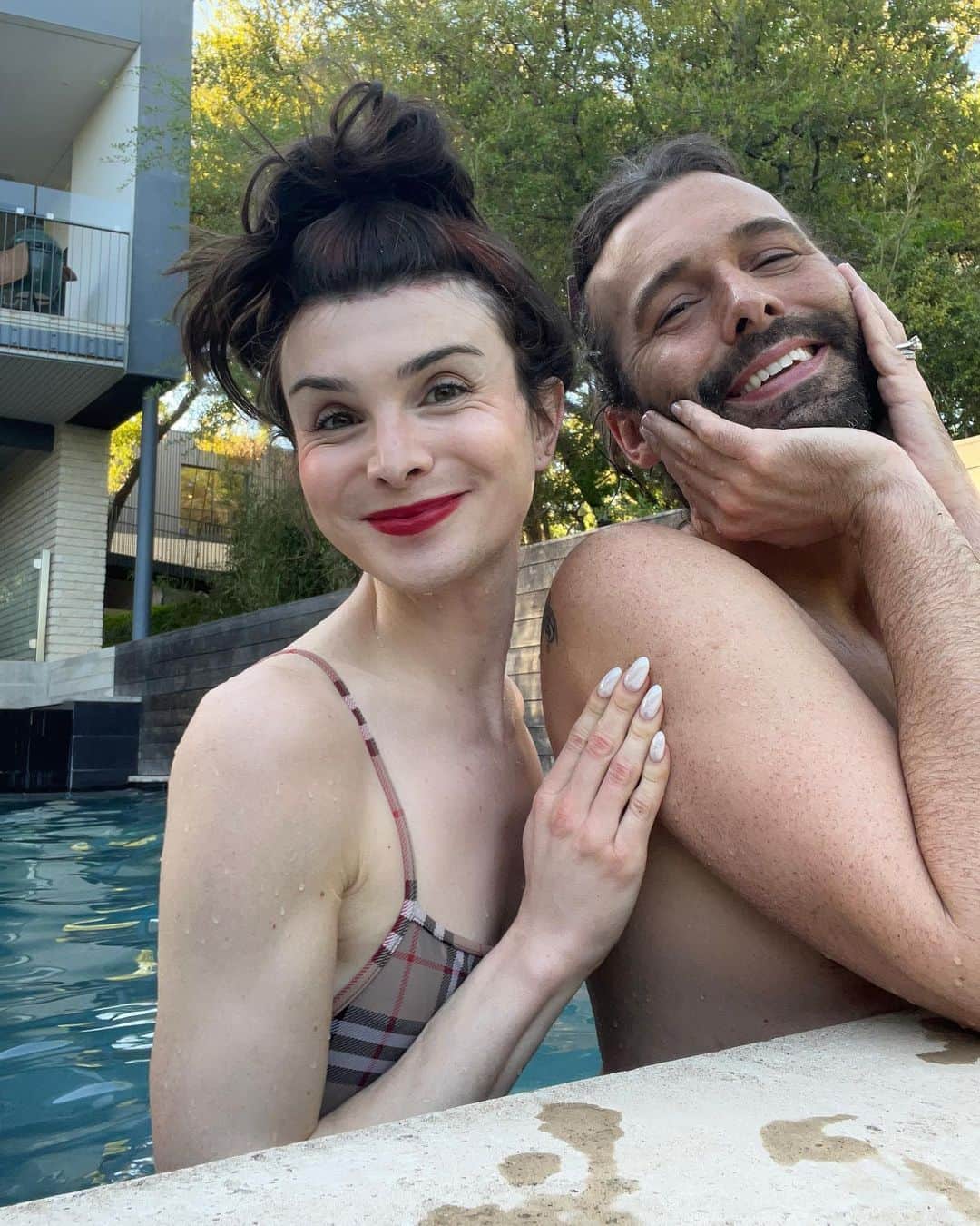 DYLAN MULVANEYのインスタグラム：「Exactly what the doctor ordered! Thank you @jvn and @marklondon for making me feel so at home and cutting my hair and singing showtunes with me. You helped me quiet my busy mind 🥹💓」