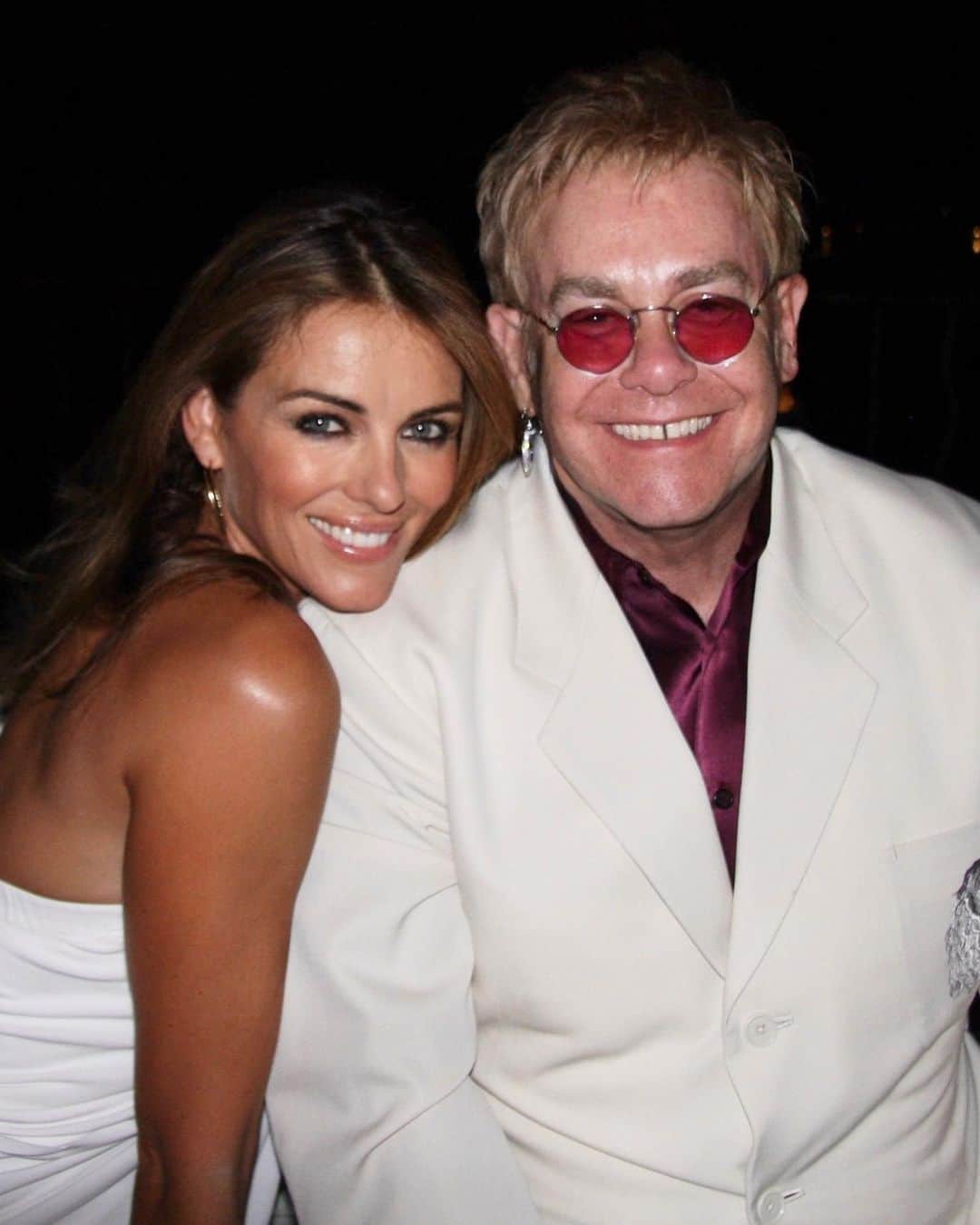 エリザベス・ハーレイのインスタグラム：「Happy Birthday to the wonderful @eltonjohn - a brilliant friend, husband, daddy and godfather. I ❤️ you xxxx」