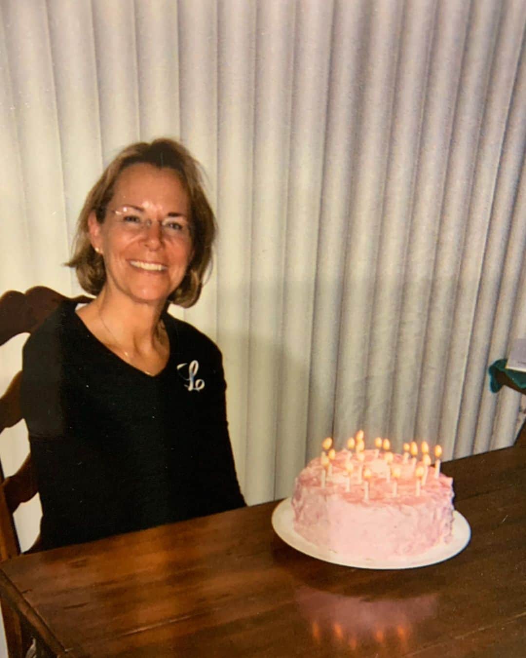 リンゼイ・ボンのインスタグラム：「Happy birthday Mom. You would have been 71 years old today. On your bday, I’m trying to remember how thankful I am to have had you as a mother but today reminds me even more that you aren’t here.   I miss your smile. I miss your laugh. I miss your overly positive attitude. I miss calling you when I need a shoulder to cry on. I just wish you were here… but I know you’re watching over me, helping me, guiding me and I try to find comfort in that.   I promise that I will keep celebrating you every day by living life the way you did; positive and excited about what each new day has to offer.   “Today is another great day,” -Lindy   I love you Mom」
