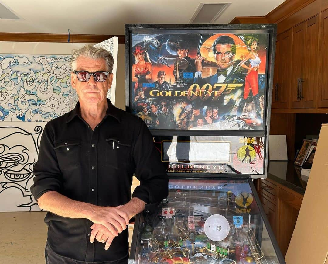 ピアース・ブロスナンのインスタグラム：「Congratulations to the winner of my Sega Goldeneye pinball machine benefitting the Elton John AIDS Foundation. I’m happy to see it find a good home and offer compassionate support to those in need. 🙏  photo by @keelyshayebrosnan @elton_john_aids_foundation_」