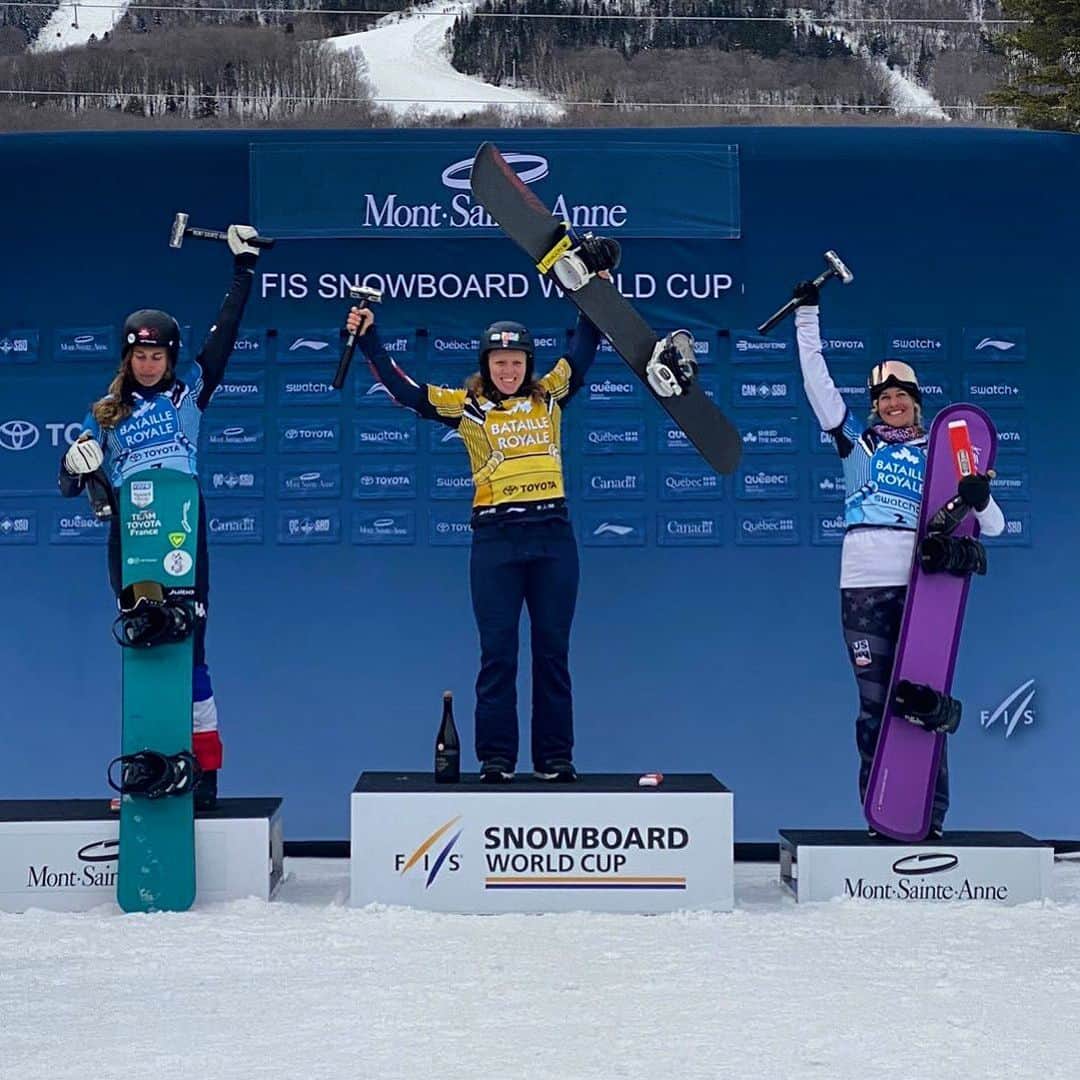 リンゼイ・ジャコベリスのインスタグラム：「59th career podium 😮 We want to be @lindseyjacobellis when we grow up.   The most decorated female snowboardcross athlete to ever do it. @lindseyjacobellis everyone 🫡  📸: @adeibold」