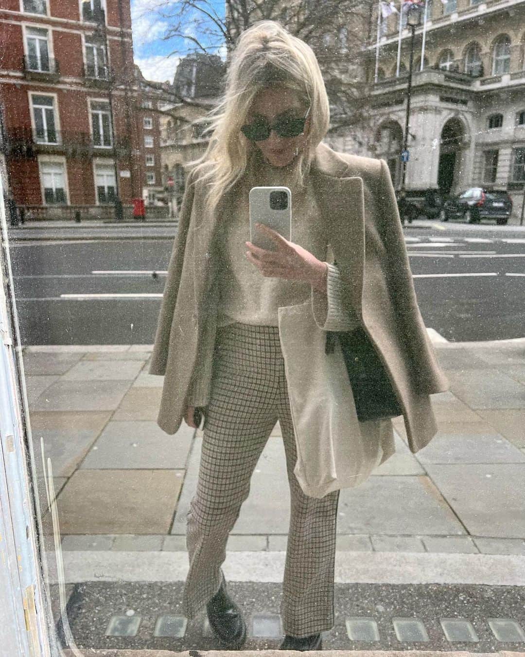 Mollie Kingのインスタグラム：「So glad I spent 15 minutes tonging my hair this morning 🤪」
