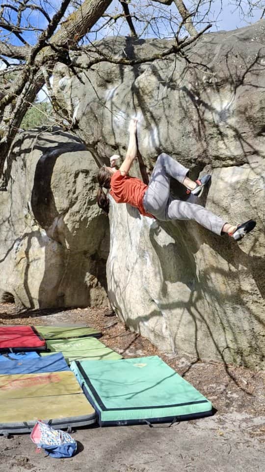 スターシャ・ゲージョのインスタグラム：「Back in Font and ticking some classics. L'Abbé Résina / La Bérézina 7C, Bas Cuvier  @trangoworldofficial #taketheotherway #waytotheboulder @unparallelup #SoupedUp @tokyo_powder_germany #fontainebleau」