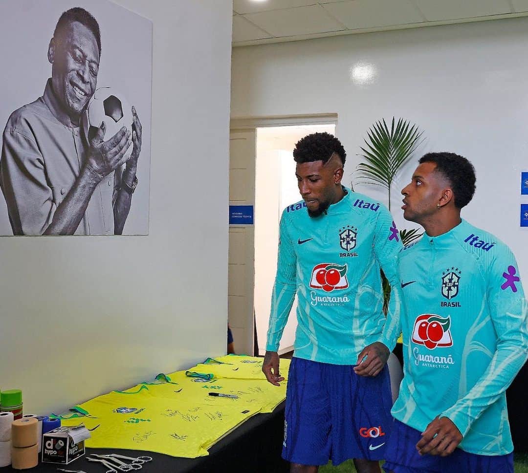 ペレのインスタグラム：「Hoje será o primeiro jogo da Seleção Brasileira em que o Rei Pelé não estará torcendo em frente da TV. Porém, a @cbf_futebol deixou uma foto dele em frente ao vestiário, para abençoar nossos jogadores como ele sempre fazia. Temos certeza que Pelé deve estar muito feliz por ver um garoto que ele tinha tanto carinho usar a camisa 10 pela primeira vez. A Pelé Foundation deseja muita sorte ao @rodrygogoes e a todos os jogadores vestindo a amarelinha! .  Today will be the first match of the Brazilian National Team in which King Pelé will not be cheering in front of the TV. However, @cbf_futebol left a photo of him in front of the locker room, to bless our players as he always did. We are sure that Pelé must be very happy to see a boy he loved so much wearing the number 10 shirt for the first time. The Pelé Foundation wishes @rodrygogoes and all the players wearing the Amarelinha a lot of luck!」