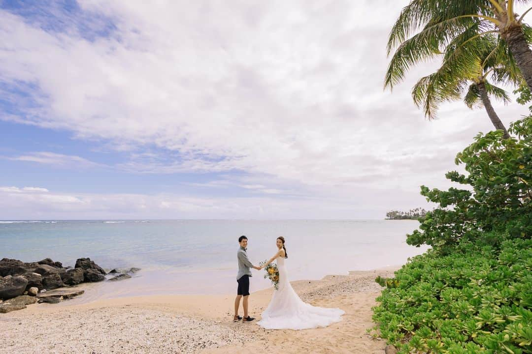 RealWeddingsのインスタグラム：「おふたりの魅力がたくさん詰まったビーチフォト☺  ****************  六本木駅より徒歩2分の場所にサロンがあり、オンラインやお電話でのご相談も可能です。ぜひお気軽にお問合せください。  Planning:@realweddings_hawaii Photo:@visionarijapan @jasondengphoto Hair&Make:@rie_utahm Florist:@flowerflowerhawaii ⁡ #ハワイ挙式#ハワイウェディング#ハワイウェディングプランナー#ハワイ結婚式#プレ花嫁#ハワイフォトウェディング#ハワイ前撮り#花嫁準備#2023秋婚#2023冬婚#少人数婚#リアルウエディングス#hawaii#instaphoto#hawaiiwedding#hawaiiweddingplanner#realweddings_hawaii」