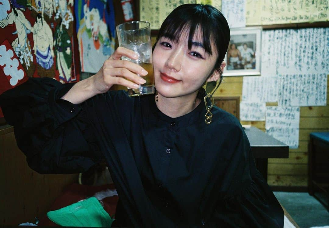 松嶋初音さんのインスタグラム写真 - (松嶋初音Instagram)「常連さんが多い居酒屋さんに入るのは少し勇気がいるけれど、長く愛されてるのには必ず理由があるというのを知る瞬間に出した勇気を褒めてあげてビールを一杯飲むのです。  どこの業界でもそれはそうで、みんな必ず見ているもので長く愛されないのには理由があるもんであっちこっち場所を変えたって解決にはならない。  自分を変える時なのだと、与えられたチャンスをしっかり掴んで参ります。   #居酒屋  #最近ビールが飲めるようになりました  #この勢いでコーヒーも飲めるようになりたい」3月26日 10時46分 - hatsunex