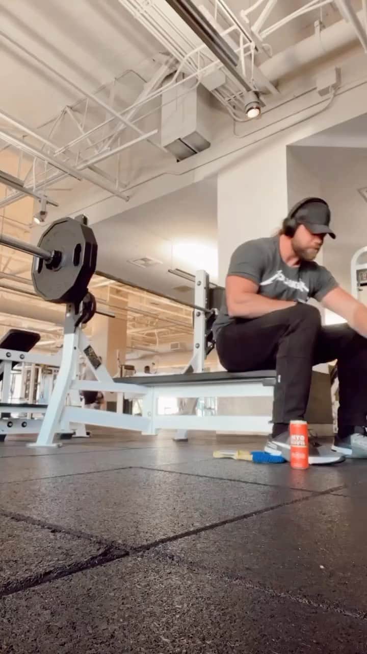 のインスタグラム：「There’s one thing I don’t have in me and that’s quit.   When I was 15 I taped a quote across my ceiling that said “A Quitter Never Wins And A Winner Never Quits”   Even on my hardest days.. you’ll find me working and fighting for my dream. 🙏🏽   When the pain starts, that’s when the real work begins!! 👊🏽」