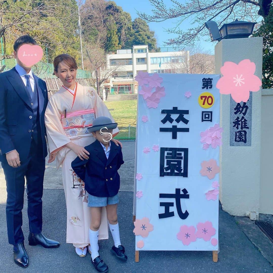のインスタグラム：「2歳から4年間通ったSの幼稚園の#卒園式 🌸  皆温かくいつも愛情たっぷりに包み込んでくれて親子でとっても大好きだった幼稚園🐤  仲良しのお友達や先生方ともお別れしてしまう卒園が寂しいのと、元気にここまで成長してくれた嬉しさと思い出のスライドショーや園児の歌や感謝の言葉に感動と色んな複雑な気持ちが混じり合って涙🥲  年少からの3年間はまさにコロナ真っ只中だったけど、園児の事を1番に考えて下さる園長先生のお陰で一度もマスクや黙食を強いられる事もなく、毎日元気にお友達の満面の笑顔を見て笑い合い、宿泊保育や色んな行事も例年通りにできて、心の中の『自信』を育てて下さった事に感謝でいっぱい✨  行事の度に成長して生き生きと輝く子供たちの姿にたくさん感動させてもらったなぁ💕  まだ幼さの残る3歳だった3年前の入園式でブカブカの制服姿が懐かしい👶🏻  最近はお迎えにいくといつも友達とUNO🃏で遊んでからの鬼ごっこが始まっていつもなかなか帰れなかったのもいい思い出🥰  まだ『ママ大好き♡』と毎日Hugしてくれるけど、何歳までしてくれるかな😇  来月からはいよいよ小学生🌸 今は小学生になれるのが楽しみで仕方ないみたいで＾＾ 卒園おめでとう🎉  #ks_23✨ #関西ママ #京都ママ #男の子ママ #女の子ママ #ママライフ #ママリ #コドモノ  #6歳 #3歳 #1歳 #👦🏻👧🏻 #S⭐️_ #M🍒_  #s⭐️m🍒 #幼稚園 #卒園式 #たいせつなともだち」
