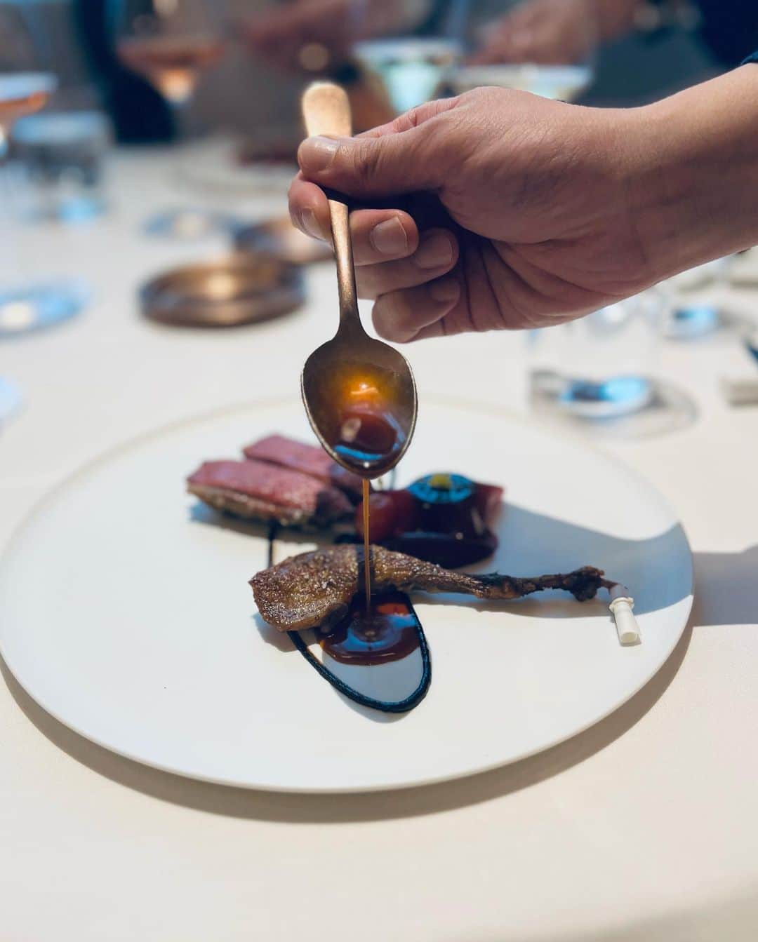 ケス Keisuiのインスタグラム：「@odetterestaurant   📍Located in the gorgeous historic National Gallery Singapore.   🏆Odette ranked No.1 for Asia’s 50 Best restaurant in 2019 and 2020.   重厚でクラシカルな建物の中に凛々しく構えるレストランは、内装ももちろんシックながらも外観に引けを取らないリッチな雰囲気に。  @chef_julien と彼のチームが作り出すお料理はどれも美しく非常にエレガント。  日本やアジアの食材を贅沢に使用したお料理は、クリエイティブで、鮮明に記憶に残るはず。  行く前はもっとビシっガシっなお店を想像していましたが、フレンドリーでプロフェッショナルなサービススタッフたちのおかげで肩肘張らずに楽しめました。  また次回のシンガポールでも訪れたいレストランです。  #Worlds50Best #Asias50Best #50BestDiscovery #50BestTasteHunter @theworlds50best」