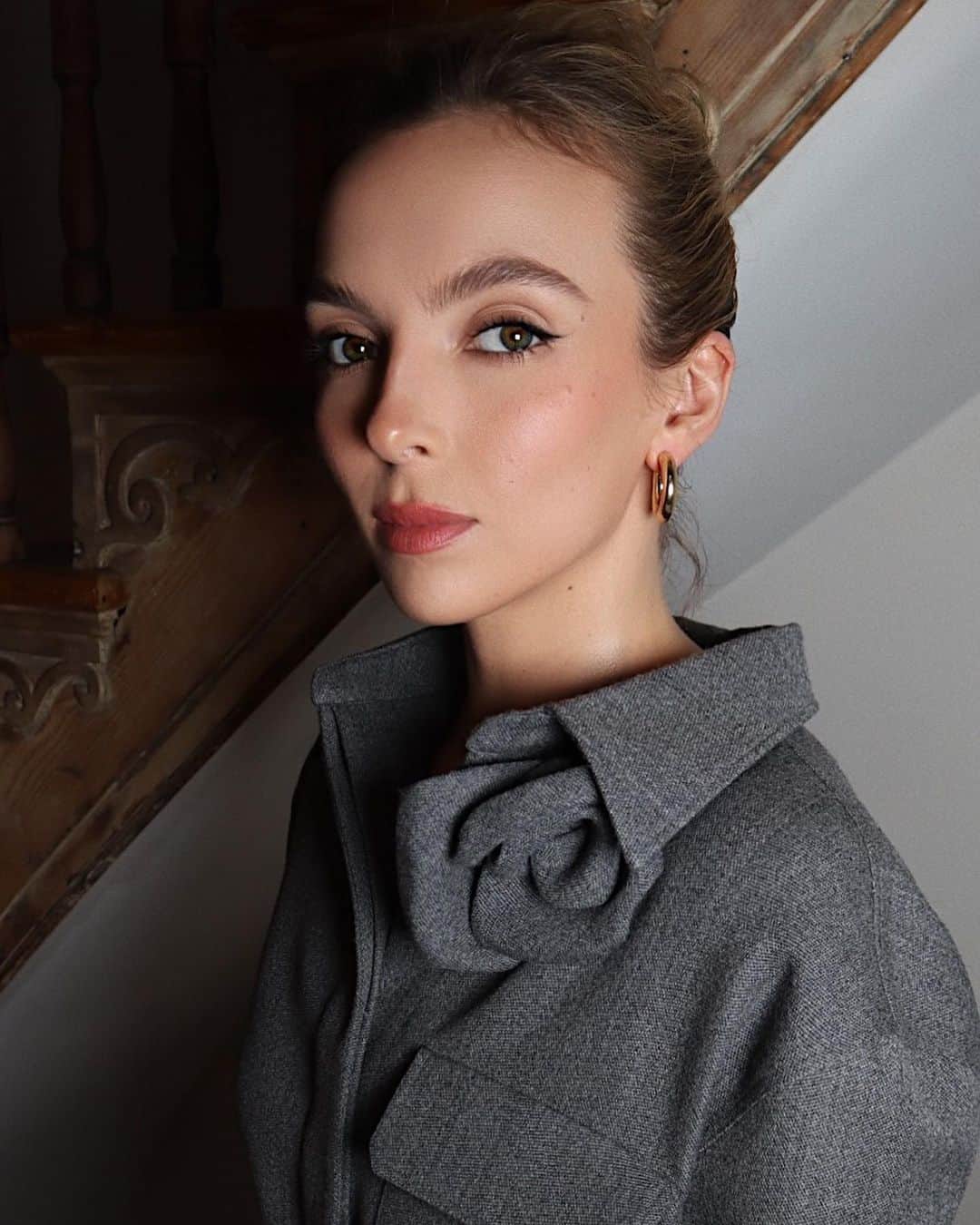ジョディー・カマーのインスタグラム：「@hungvanngo  @peterluxhair  @fabricioormonde  @elizabethsaltzman   Feeling all fancy. 🌹」