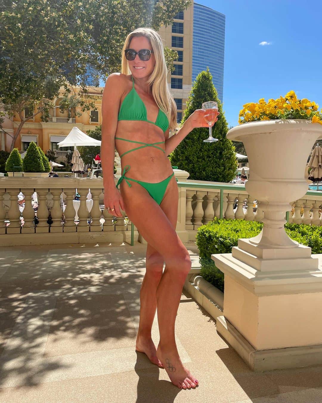 エマ・コバーンのインスタグラム：「She is thriving」